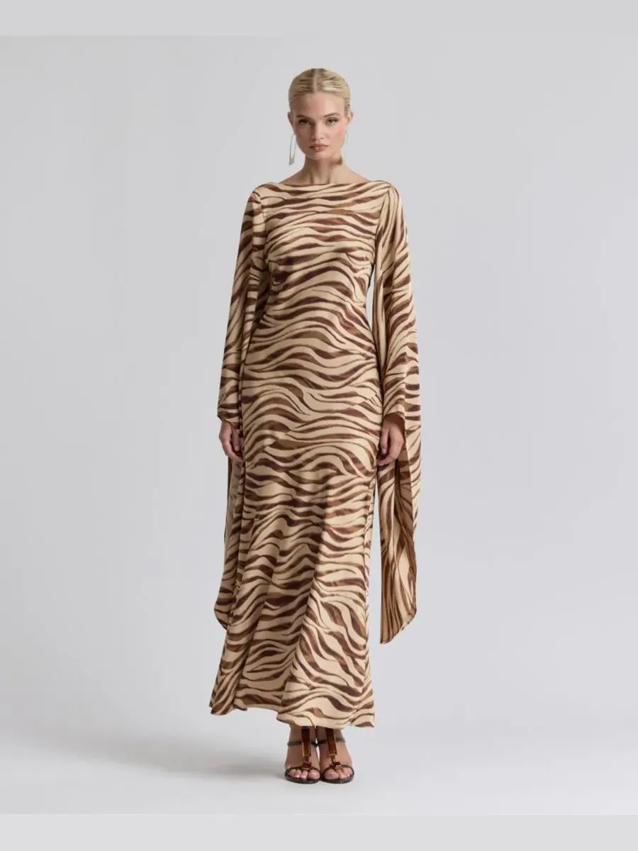 Платье-макси из атласа с каскадным рукавом Boat Neck Satin Gown Dress Avec Les Filles, Autumn Zebra — изображение 1 из 7
