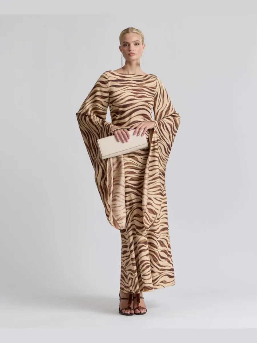 Платье-макси из атласа с каскадным рукавом Boat Neck Satin Gown Dress Avec Les Filles, Autumn Zebra — изображение 2 из 7