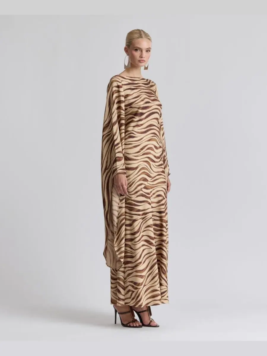 Платье-макси из атласа с каскадным рукавом Boat Neck Satin Gown Dress Avec Les Filles, Autumn Zebra — изображение 3 из 7