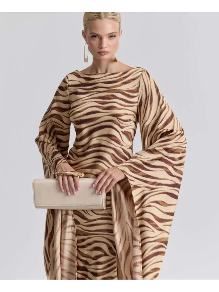 Платье-макси из атласа с каскадным рукавом Boat Neck Satin Gown Dress Avec Les Filles, Autumn Zebra — изображение 4 из 7