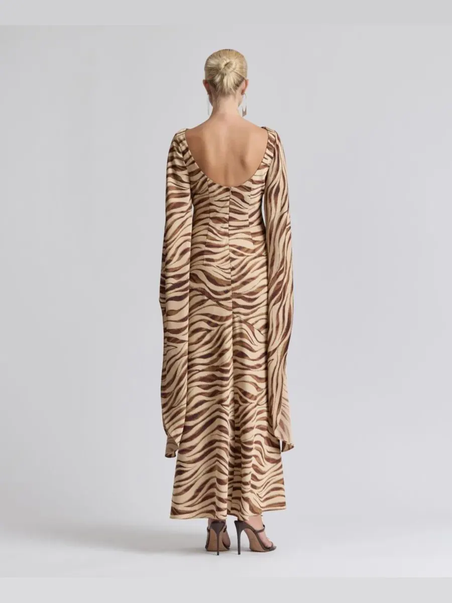 Платье-макси из атласа с каскадным рукавом Boat Neck Satin Gown Dress Avec Les Filles, Autumn Zebra — изображение 5 из 7