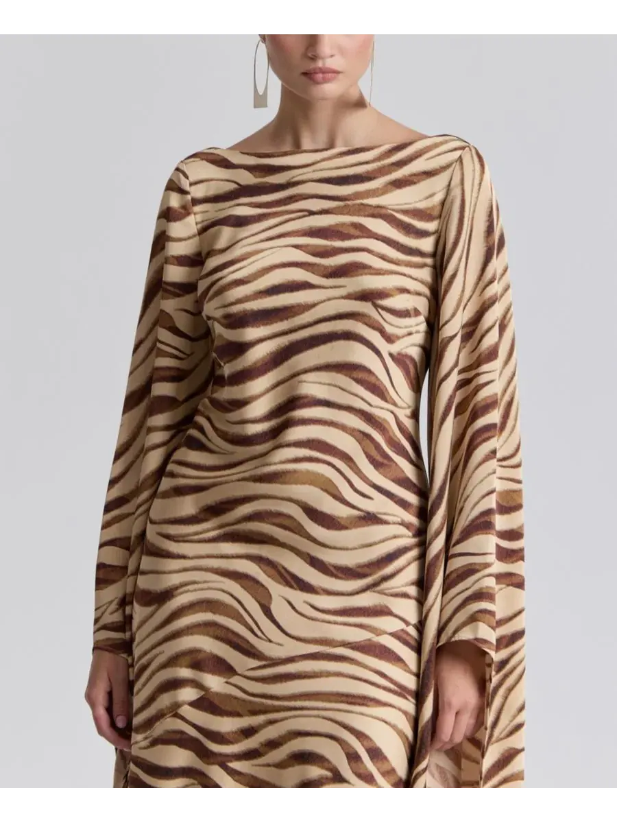 Платье-макси из атласа с каскадным рукавом Boat Neck Satin Gown Dress Avec Les Filles, Autumn Zebra — изображение 6 из 7