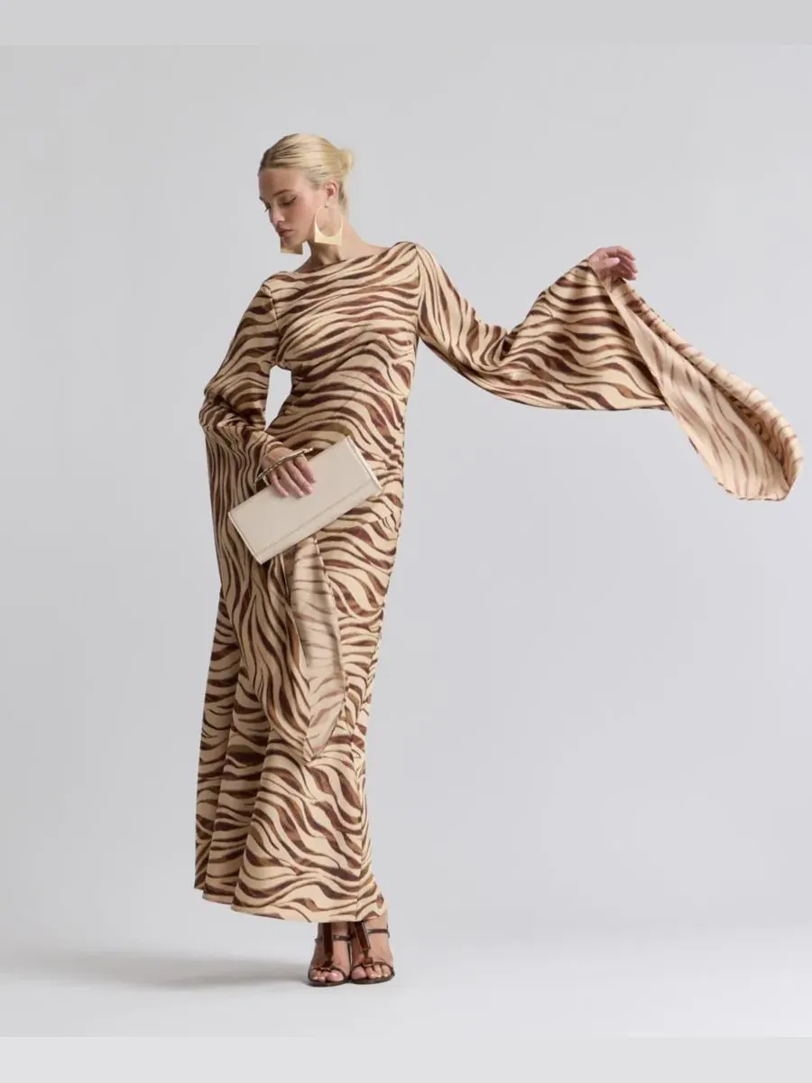 Платье-макси из атласа с каскадным рукавом Boat Neck Satin Gown Dress Avec Les Filles, Autumn Zebra — изображение 7 из 7