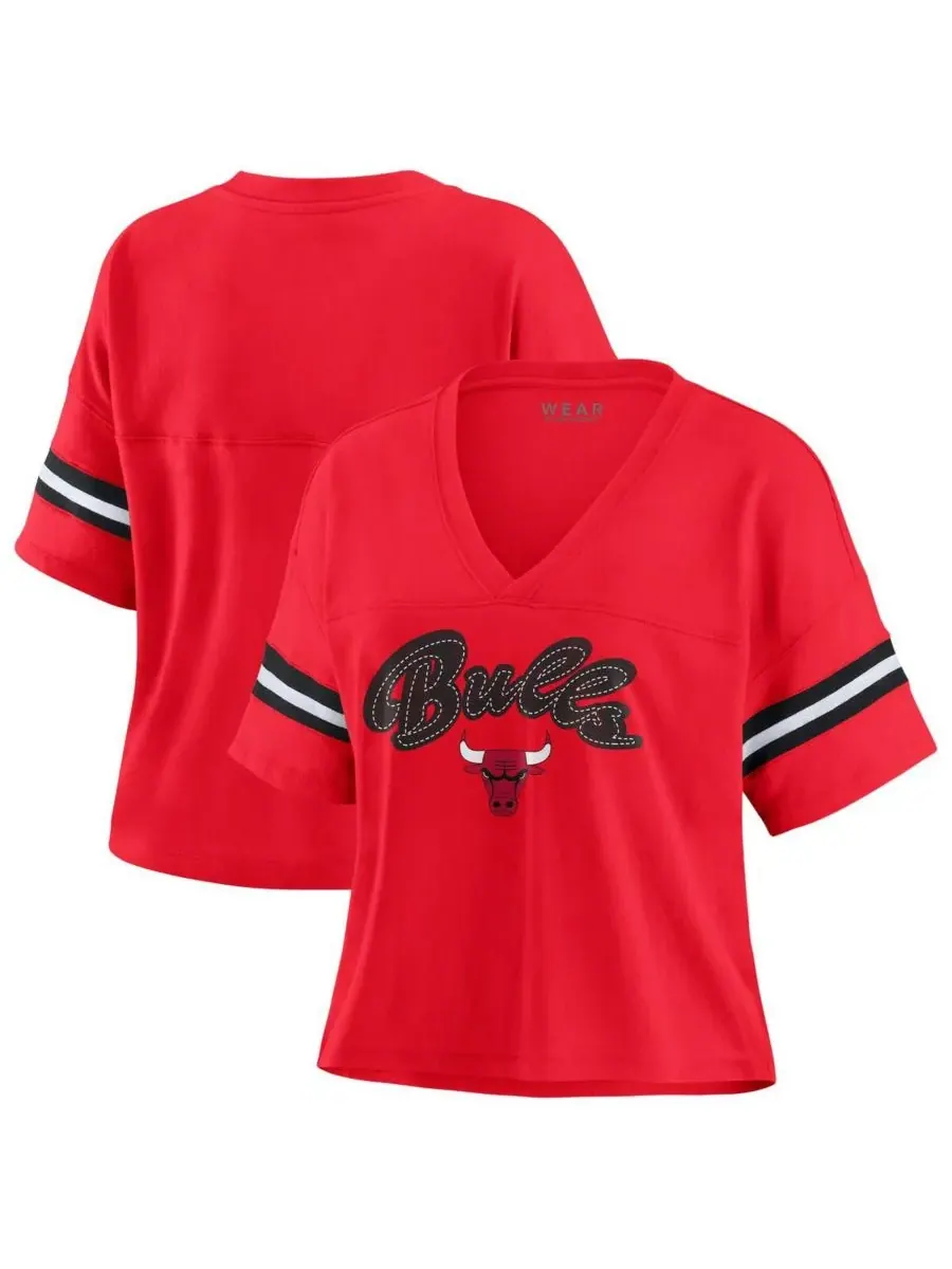 WEAR by Erin Andrews Женская красная футболка Chicago Bulls больших размеров с V-образным вырезом и — изображение 1 из 3