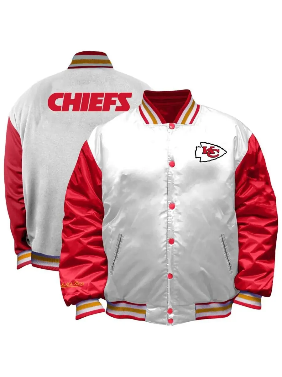 Mitchell & Ness Женская белая атласная куртка большого размера с застежкой на кнопках, с символикой — изображение 1 из 3