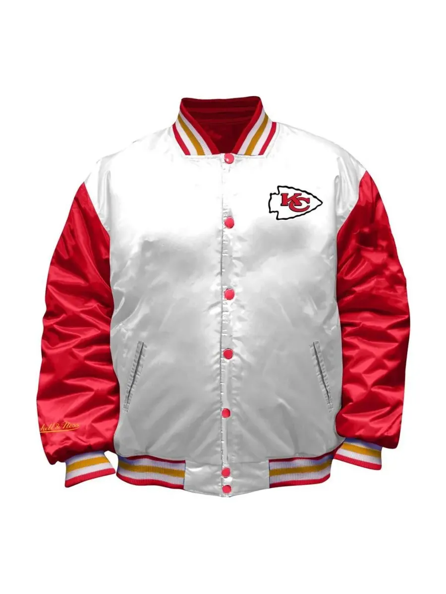 Mitchell & Ness Женская белая атласная куртка большого размера с застежкой на кнопках, с символикой — изображение 2 из 3