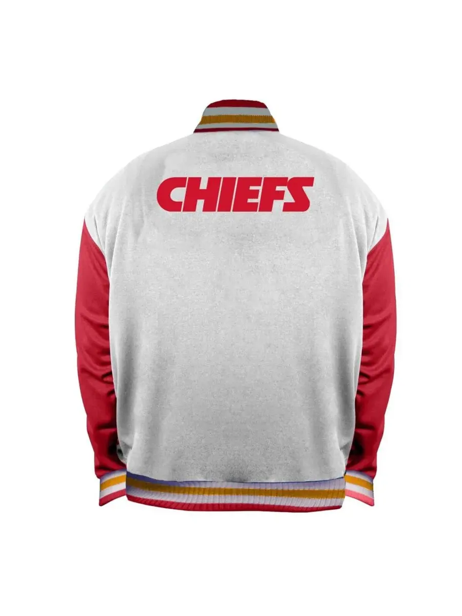 Mitchell & Ness Женская белая атласная куртка большого размера с застежкой на кнопках, с символикой — изображение 3 из 3