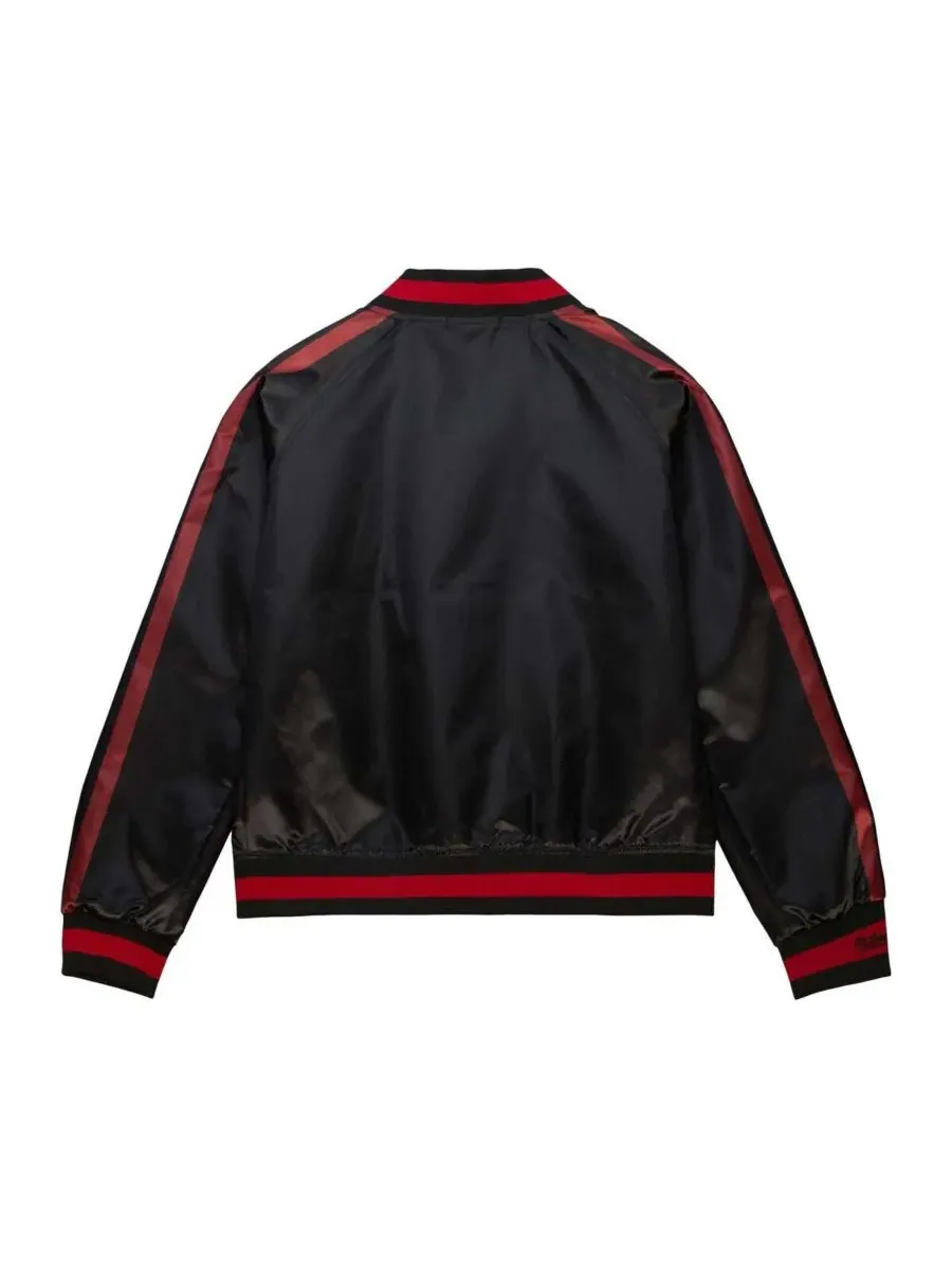 Mitchell & Ness Женская черная атласная куртка-реглан с полной застежкой на кнопках и рукавами в — изображение 3 из 3, черный