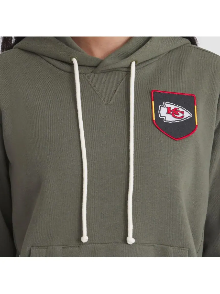 Nike Женская толстовка оливкового цвета Kansas City Chiefs 2025 Salute to Service Sideline Standard — изображение 4 из 5