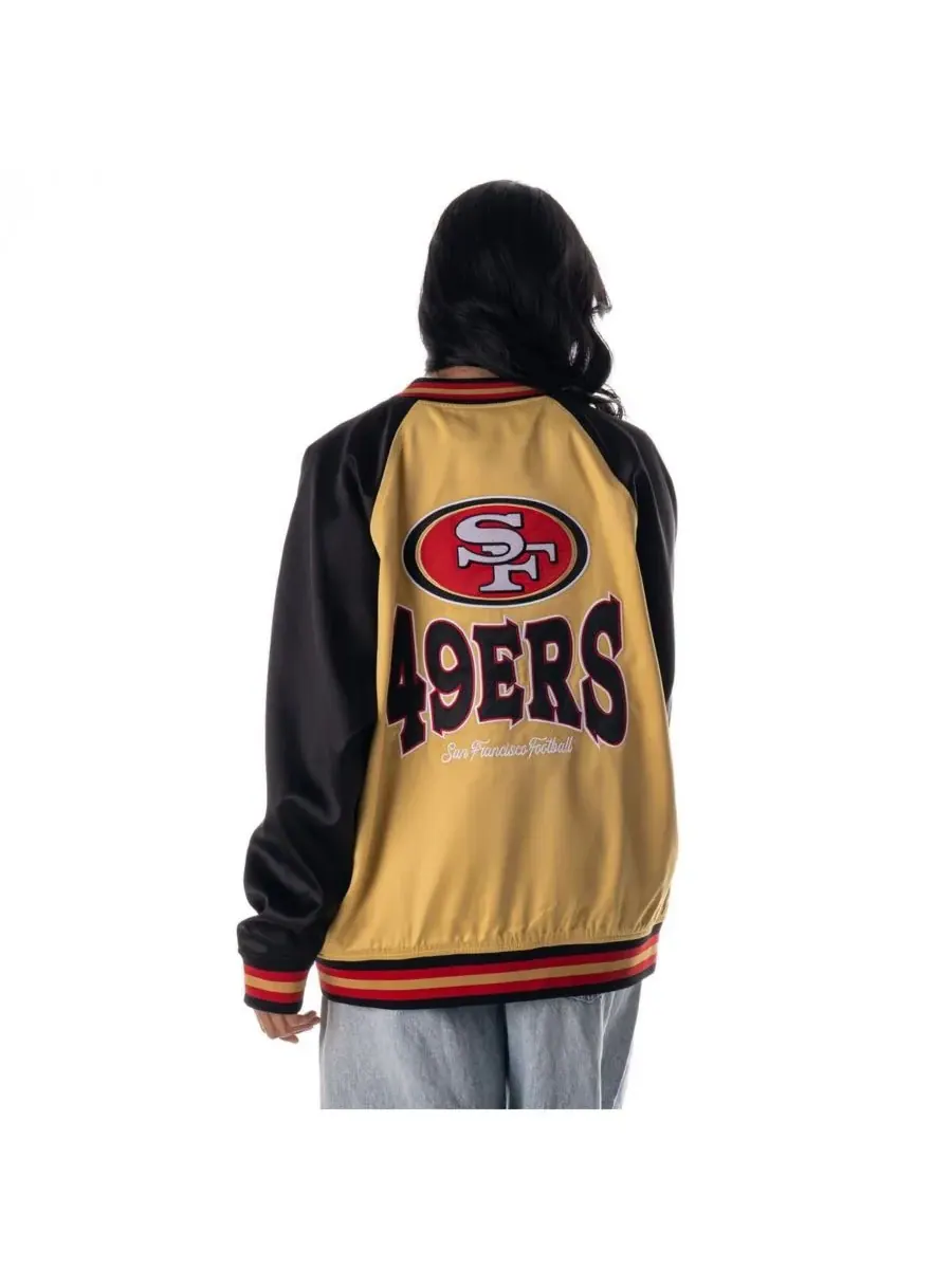 Женская золотая атласная куртка-бомбер San Francisco 49ers оверсайз с рукавами реглан и застежкой — изображение 2 из 5
