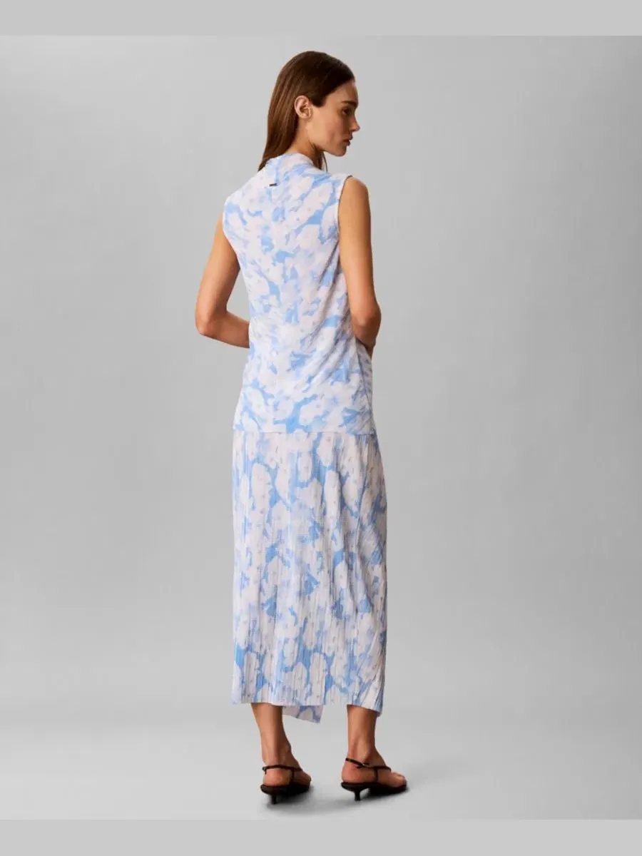 Женский топ без рукавов из плиссированной ткани с принтом, воротником-стойкой и юбка миди, сшитая — изображение 2 из 5