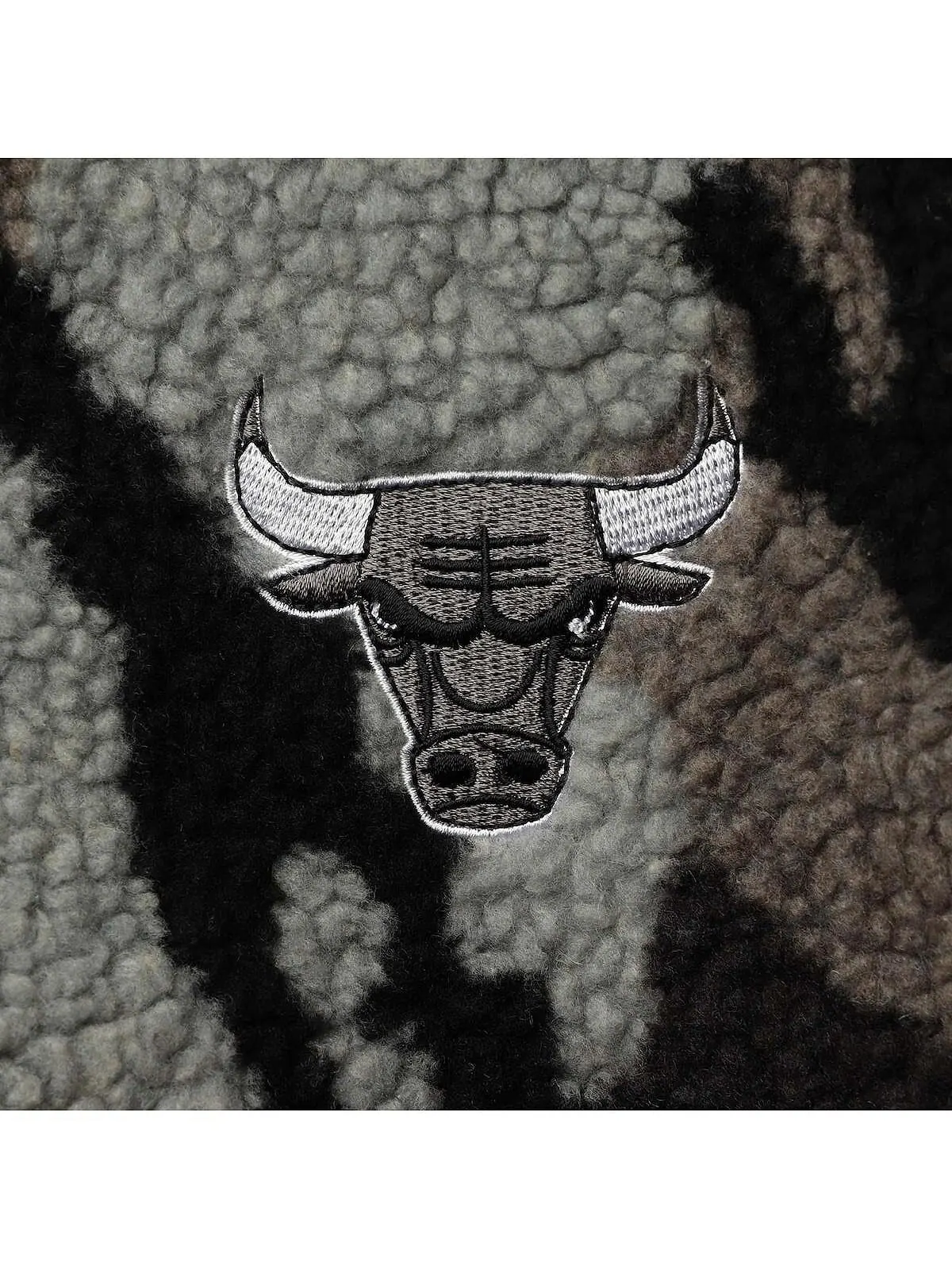 Черная женская куртка-бомбер с молнией во всю длину из шерпы Chicago Bulls Camo The Wild Collective — изображение 3 из 4
