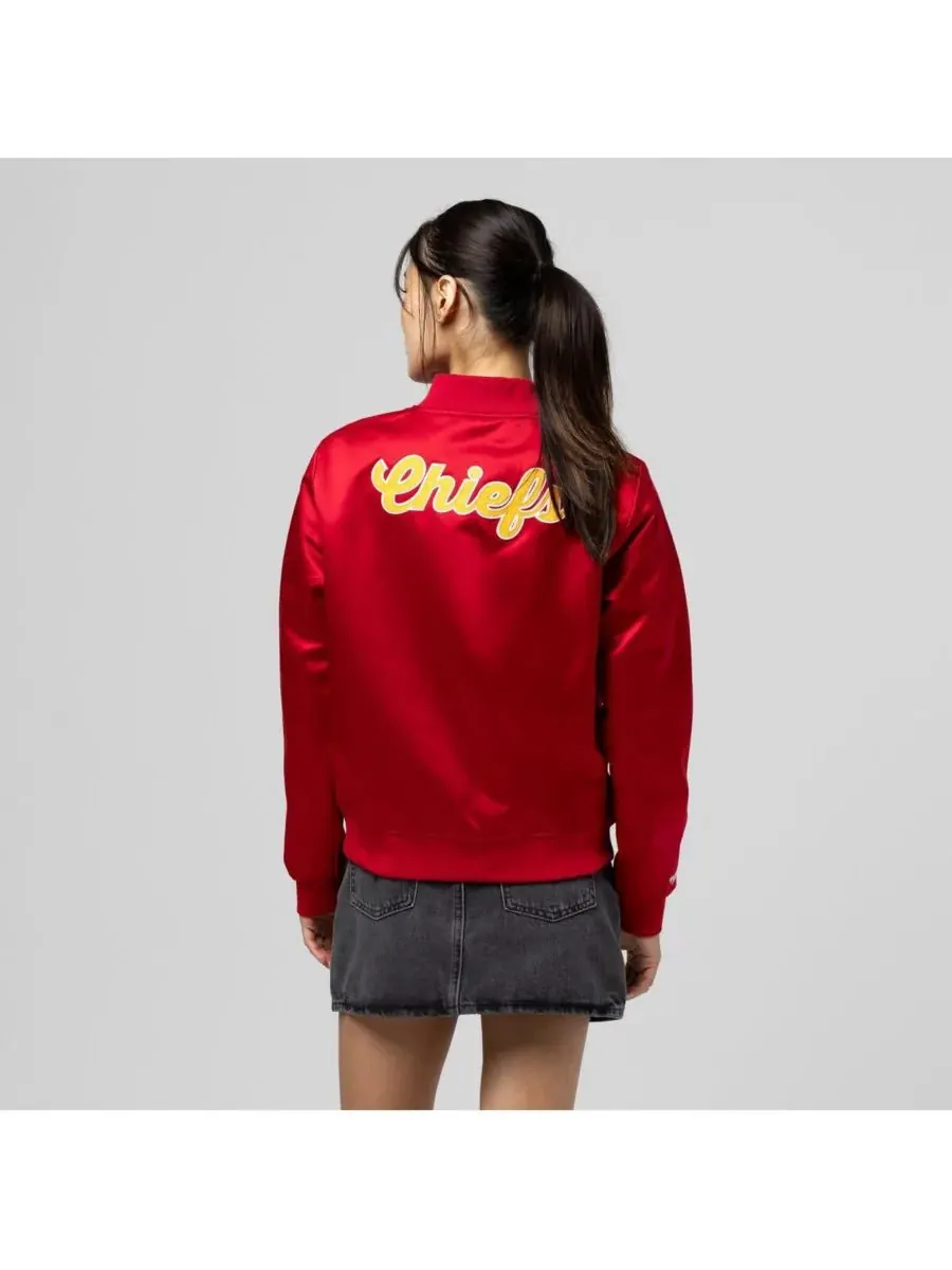 Mitchell & Ness Женская красная атласная куртка Kansas City Chiefs с застежкой на кнопках — изображение 5 из 5, красный