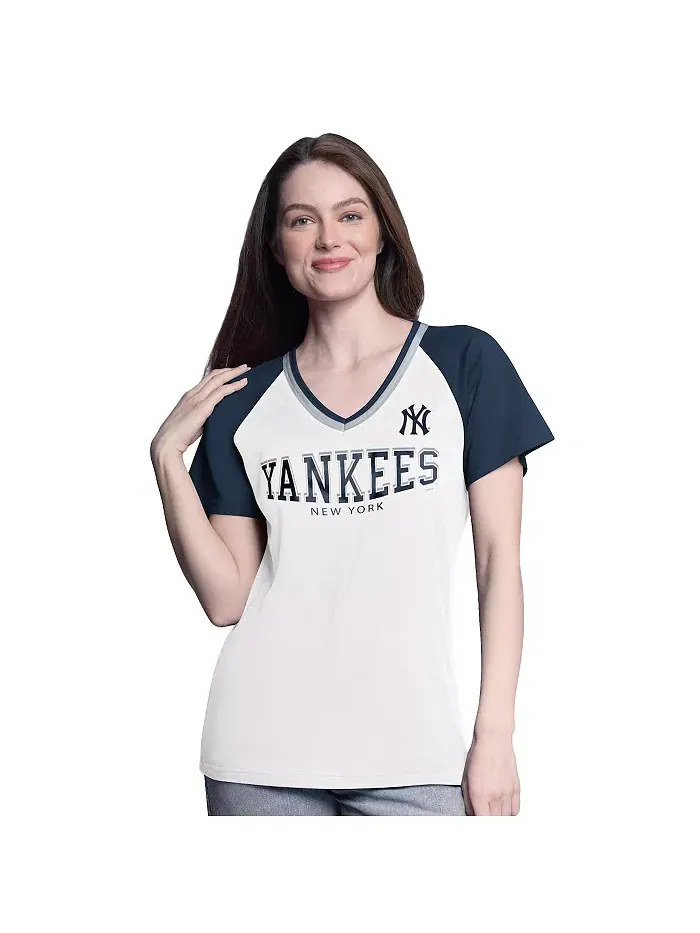 Женская белая/тёмно-синяя футболка New York Yankees Ball Park с V-образным вырезом и рукавами — изображение 1 из 2