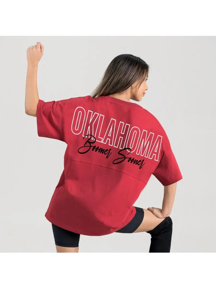 Gameday Couture Женская футболка оверсайз «Оклахома Сунерс» малинового цвета с надписью «Back at Ya» — изображение 2 из 5