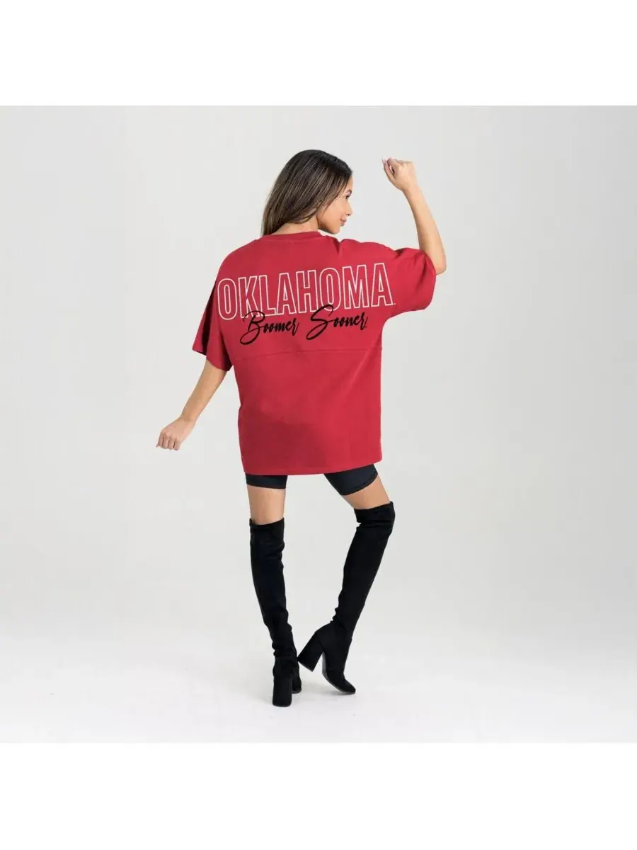 Gameday Couture Женская футболка оверсайз «Оклахома Сунерс» малинового цвета с надписью «Back at Ya» — изображение 4 из 5