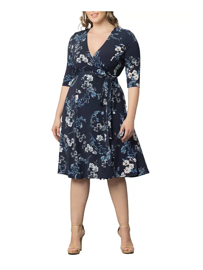 Платье-раппорт Plus Size с запахом Signature Print Kiyonna — изображение 1 из 3