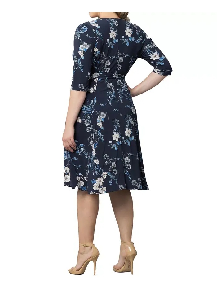 Платье-раппорт Plus Size с запахом Signature Print Kiyonna — изображение 2 из 3