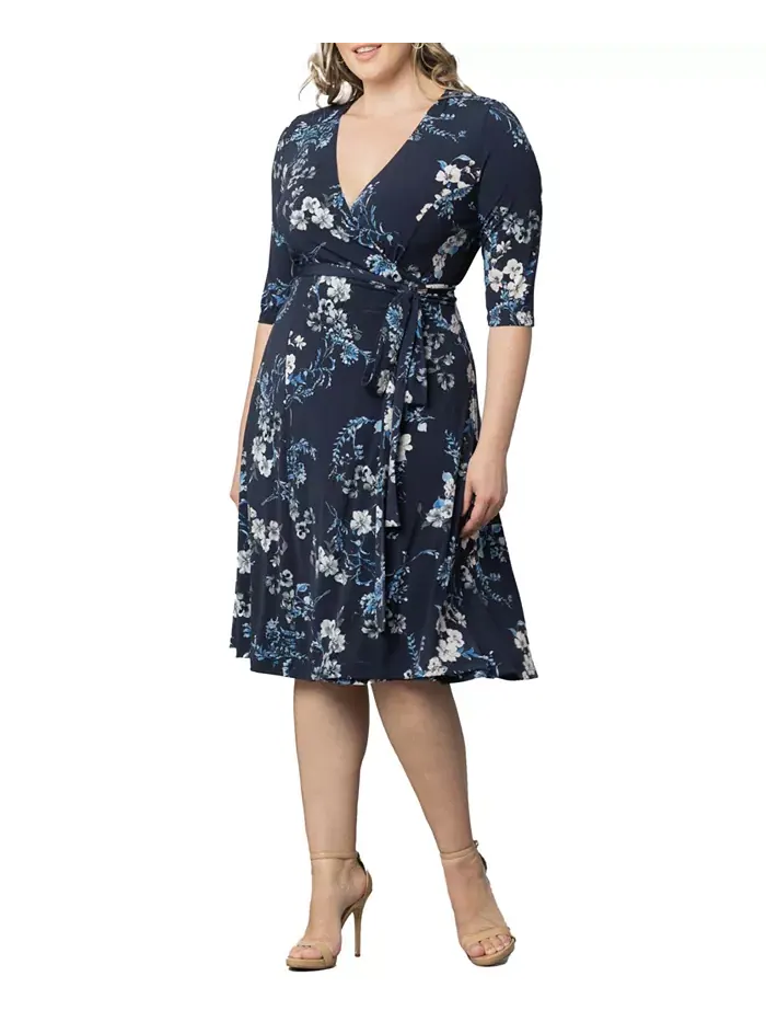 Платье-раппорт Plus Size с запахом Signature Print Kiyonna — изображение 3 из 3