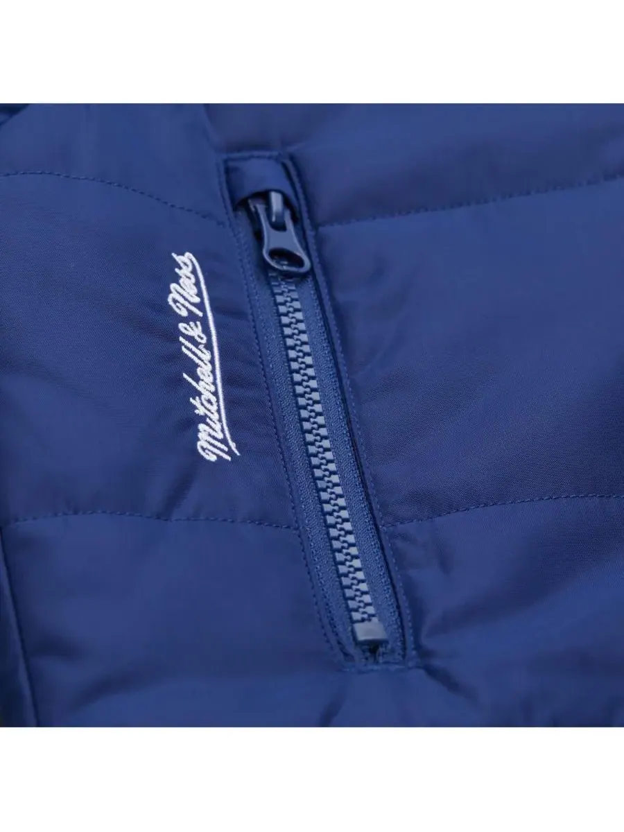 Mitchell & Ness Женский укороченный жилет-пуховик на молнии синего цвета с символикой New York — изображение 4 из 4, синий