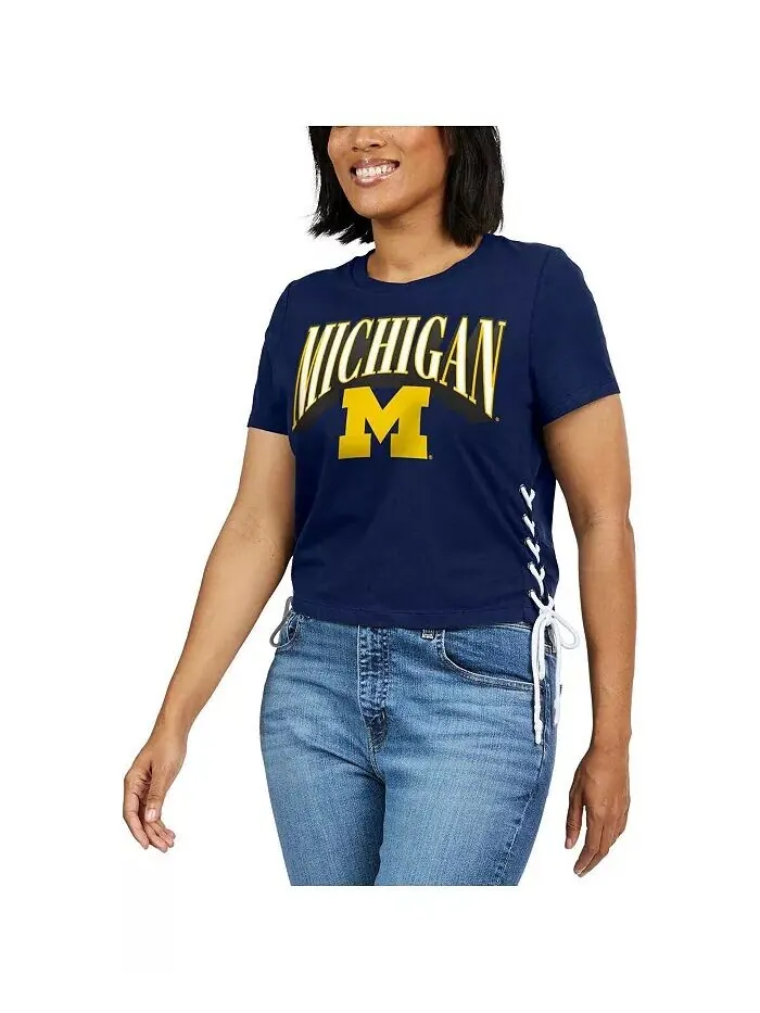 Женская темно-синяя футболка Michigan Wolverines Side Lace-Up Modest Crop WEAR by Erin Andrews — изображение 4 из 4