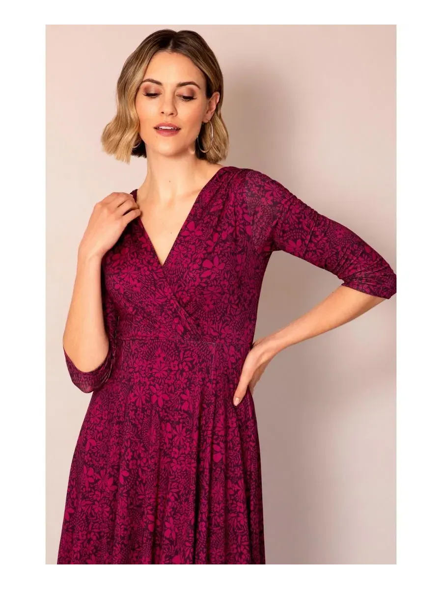 Платье миди с V-образным вырезом, рукав 3/4 Alie Street London, Wild Fucsia — изображение 7 из 8