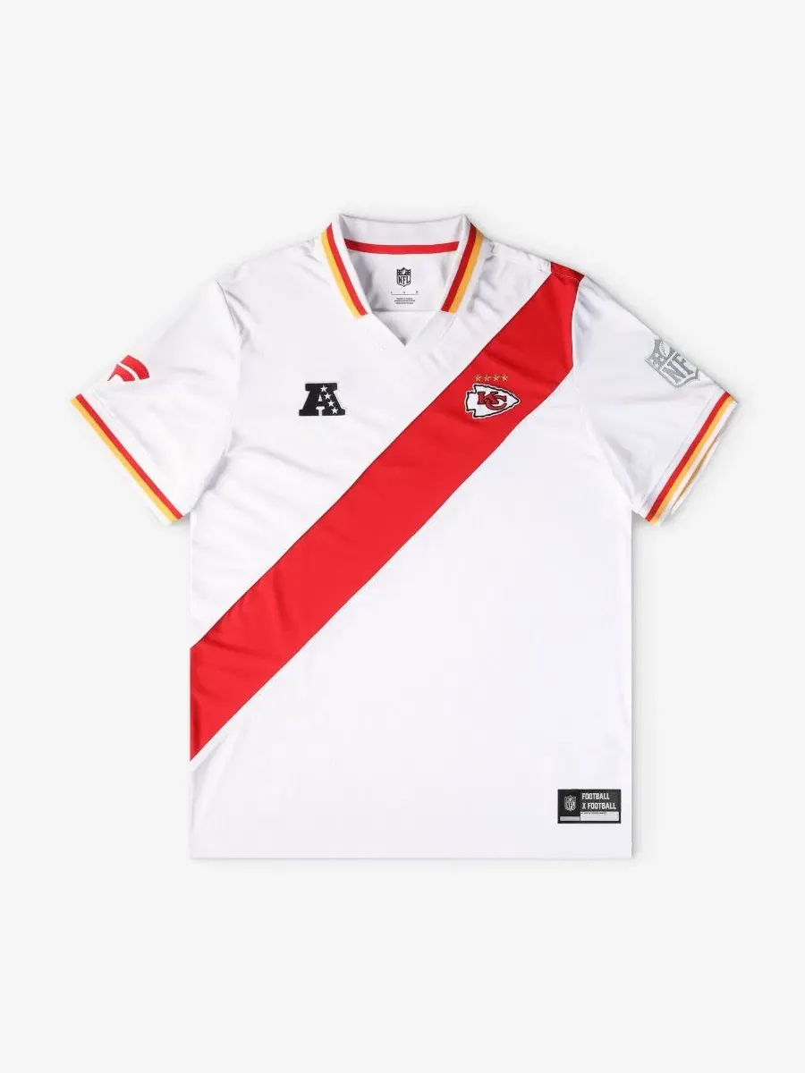 Футболка с воротником и принтом Football x Football, Kansas City Chiefs Fanatics — изображение 1 из 5, белый