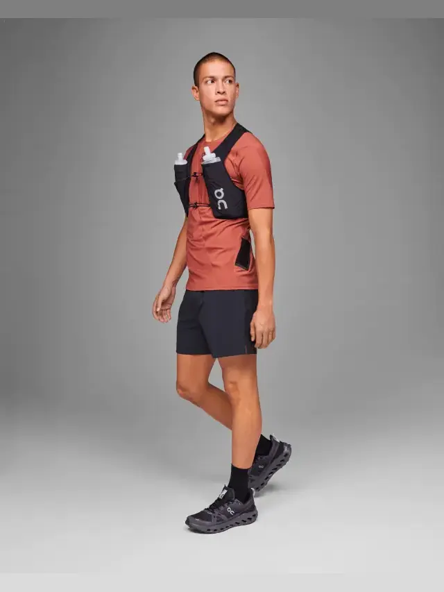 Жилет On-Running Ultra Vest 5L, для бега и трекинга — изображение 3 из 4, черный