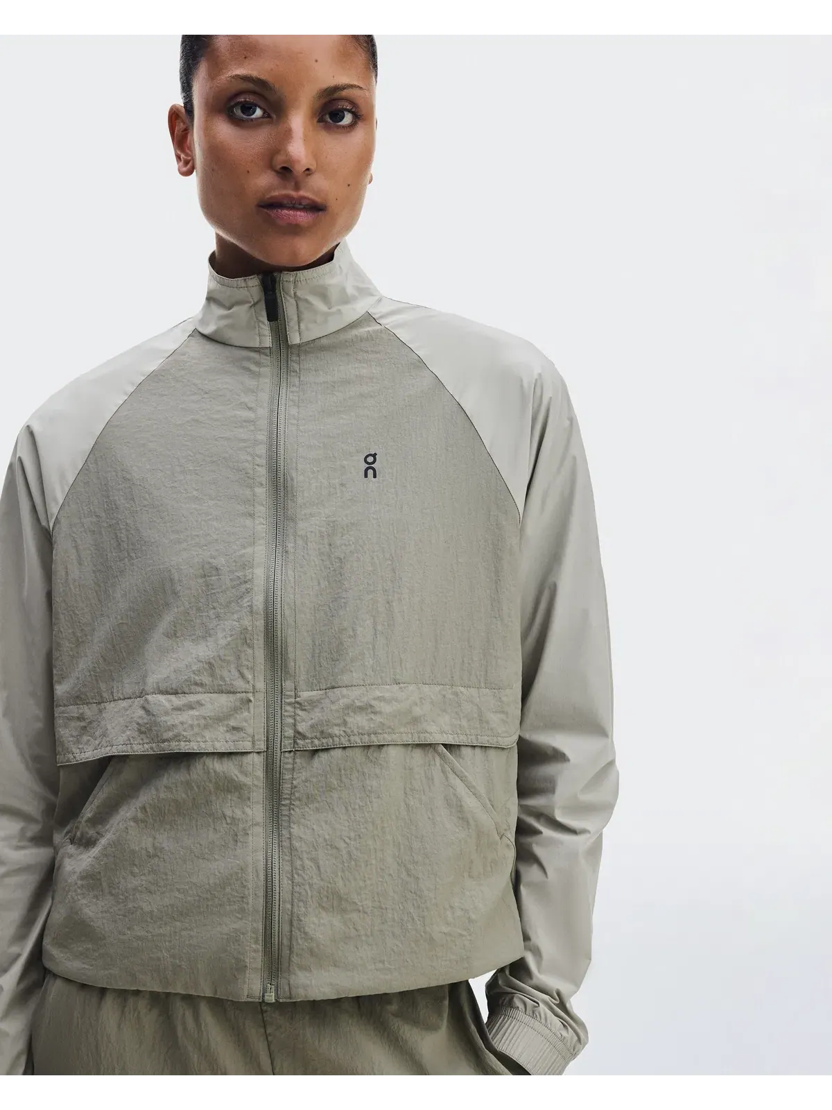 Женская куртка на молнии с застежкой-кнопками All-Day Track Jacket On, Vetiver/Brume — изображение 9 из 10, пыльно-коричневый