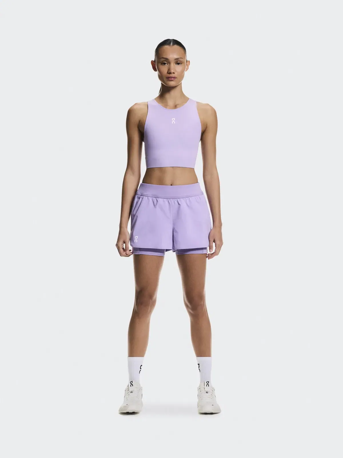 Женская теннисная футболка-кроп с открытой спиной Court Crop Top On, Bloom — изображение 2 из 7, светло-розовый