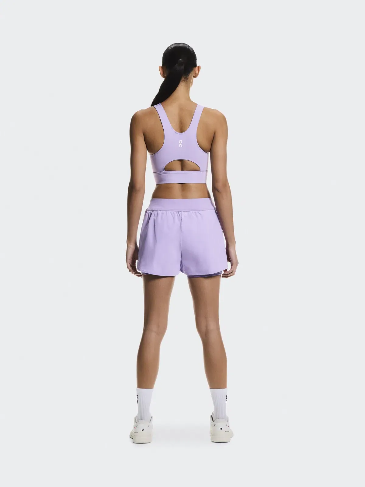 Женская теннисная футболка-кроп с открытой спиной Court Crop Top On, Bloom — изображение 3 из 7, светло-розовый