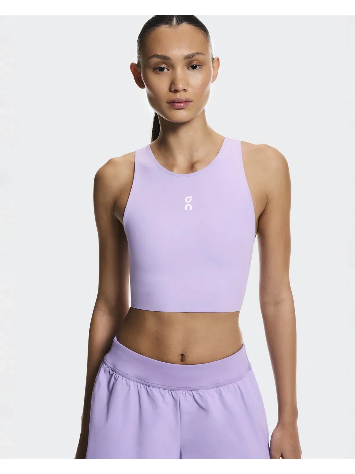 Женская теннисная футболка-кроп с открытой спиной Court Crop Top On, Bloom — изображение 4 из 7, светло-розовый