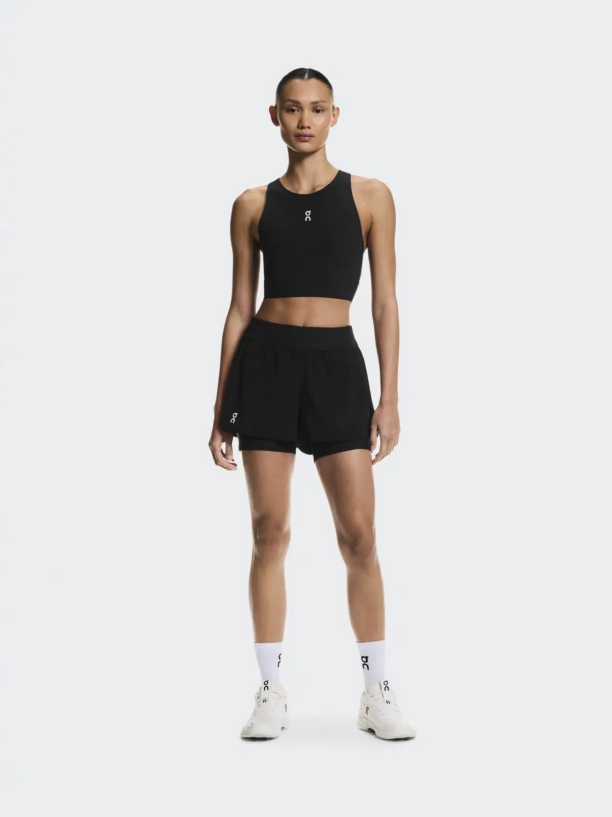 Женская теннисная футболка-кроп с открытой спиной Court Crop Top On — изображение 2 из 7, черный