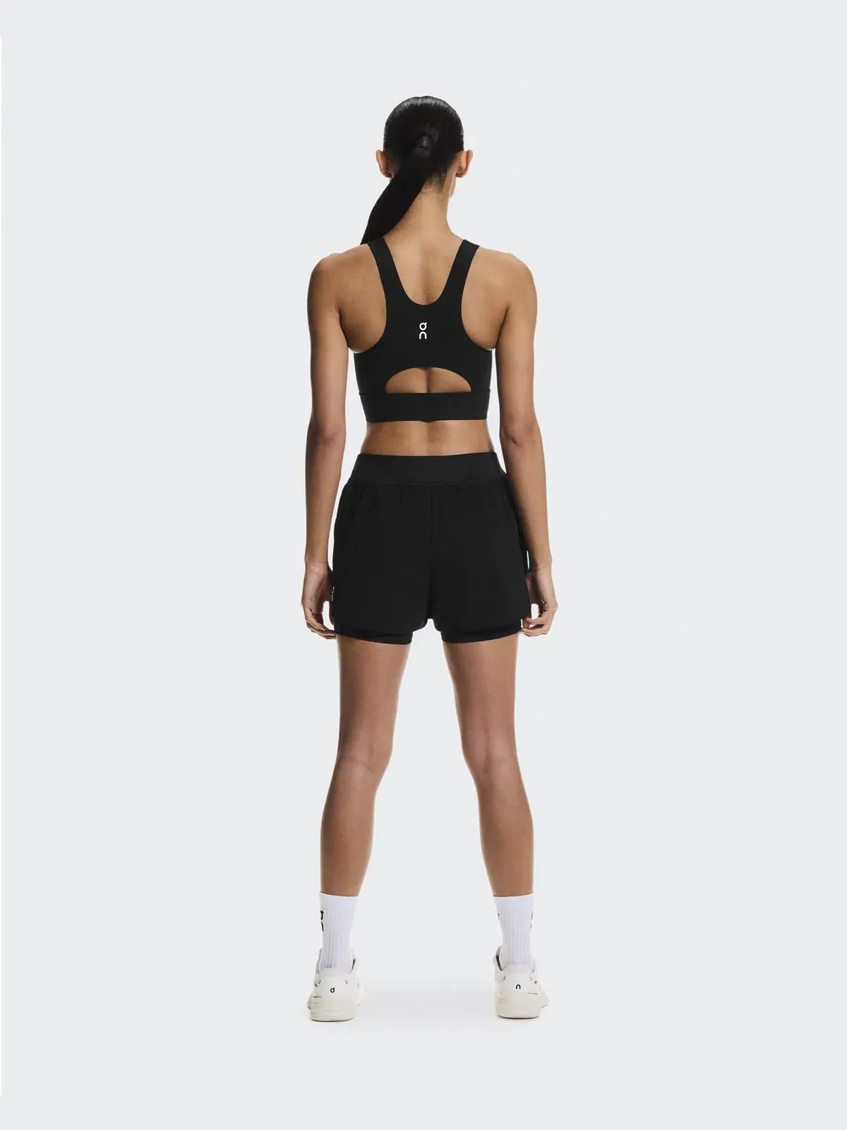 Женская теннисная футболка-кроп с открытой спиной Court Crop Top On — изображение 3 из 7, черный