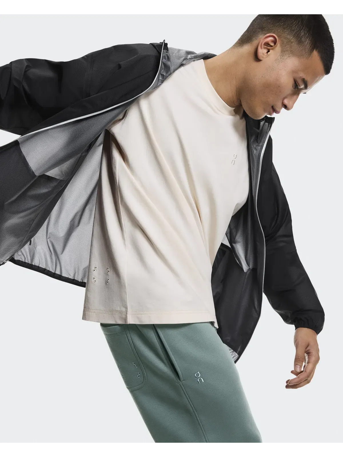 Мужская легкая водостойкая куртка Explore Lightweight Waterproof Jacket On — изображение 7 из 8, черный