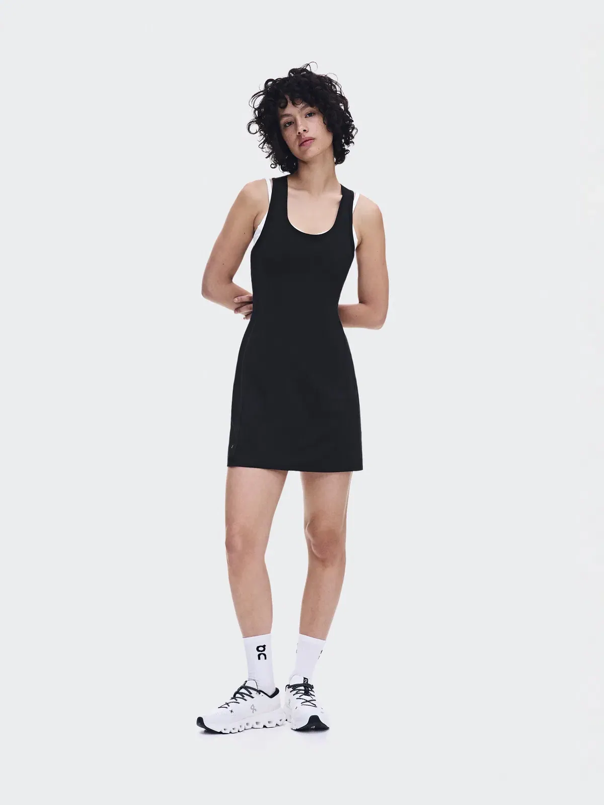 Женское платье для тренировок с открытой спиной и встроенными леггинсами Studio Dress On — изображение 2 из 9, черный