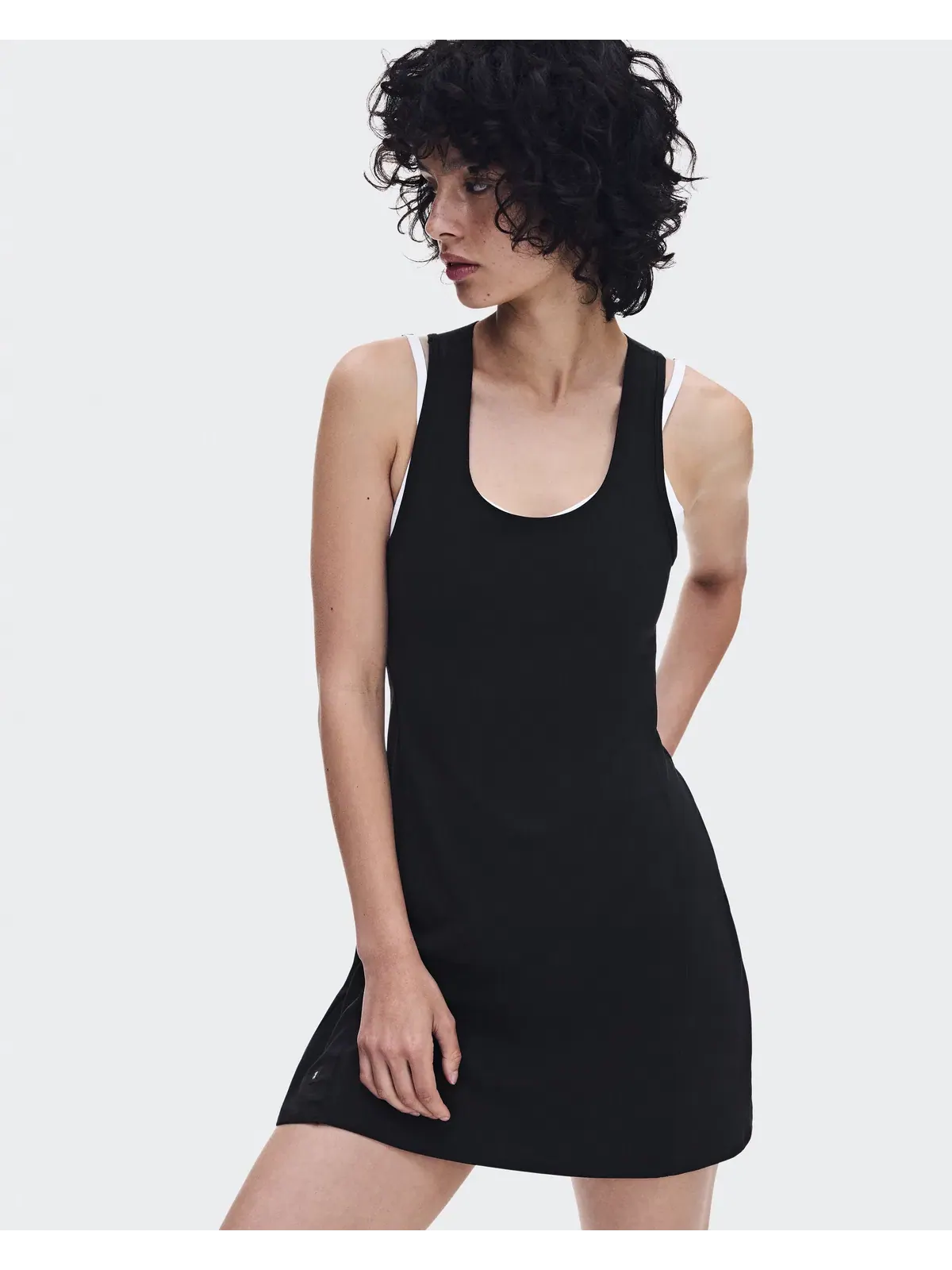 Женское платье для тренировок с открытой спиной и встроенными леггинсами Studio Dress On — изображение 3 из 9, черный
