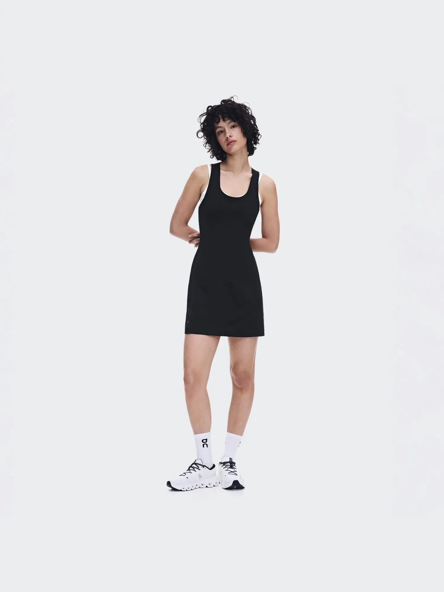 Женское платье для тренировок с открытой спиной и встроенными леггинсами Studio Dress On — изображение 8 из 9, черный