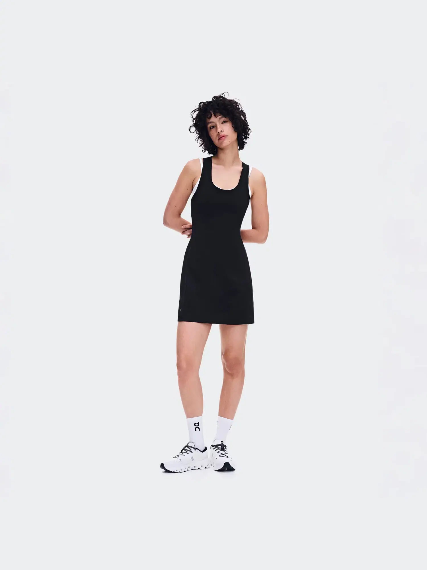 Женское платье для тренировок с открытой спиной и встроенными леггинсами Studio Dress On — изображение 9 из 9, черный