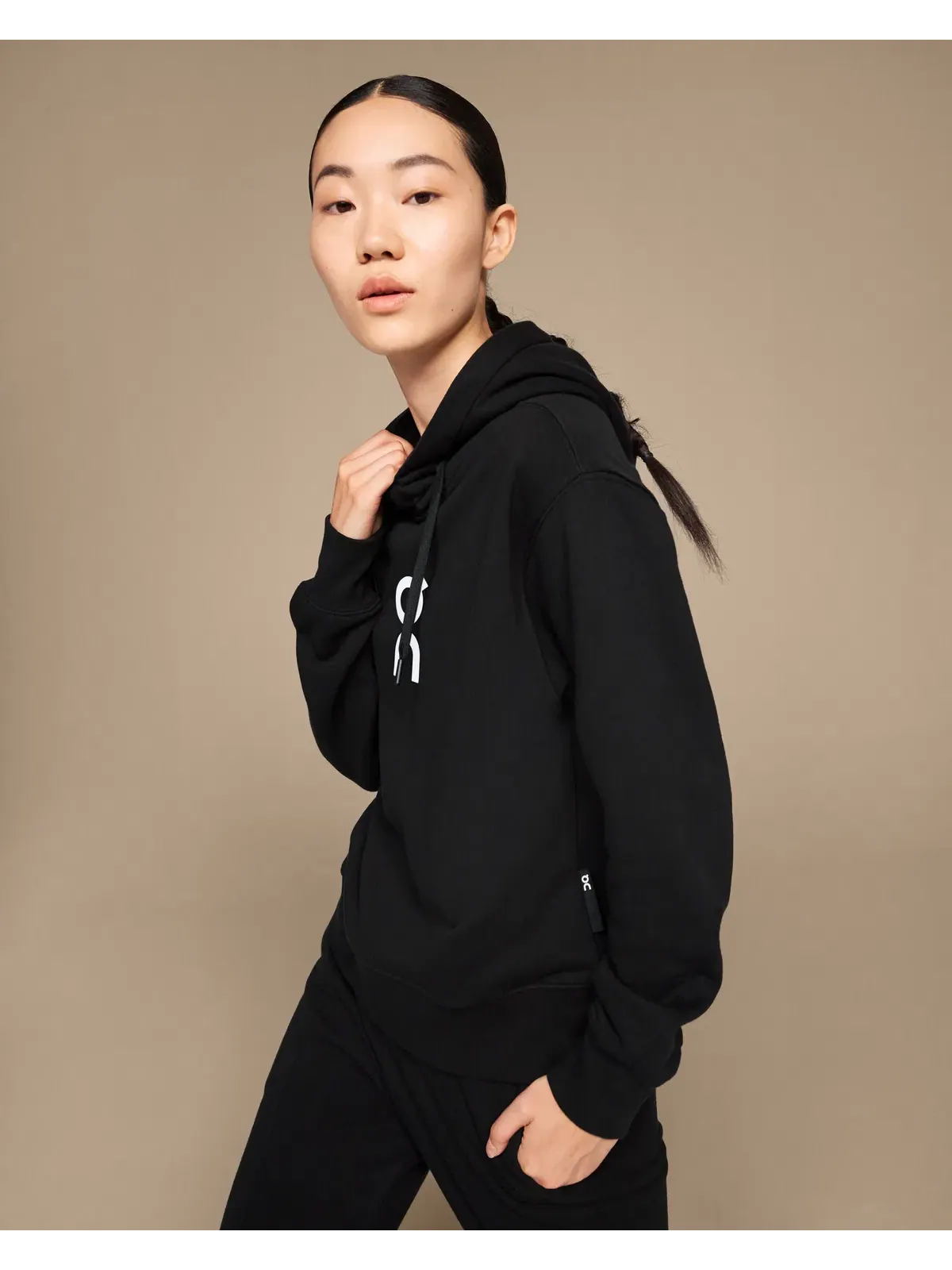 Женское худи с капюшоном свободного кроя Club Hoodie On — изображение 3 из 6, черный