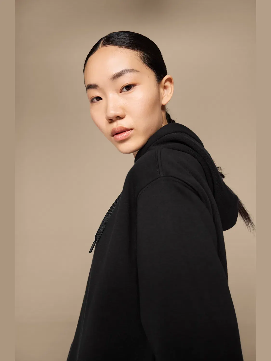 Женское худи с капюшоном свободного кроя Club Hoodie On — изображение 5 из 6, черный