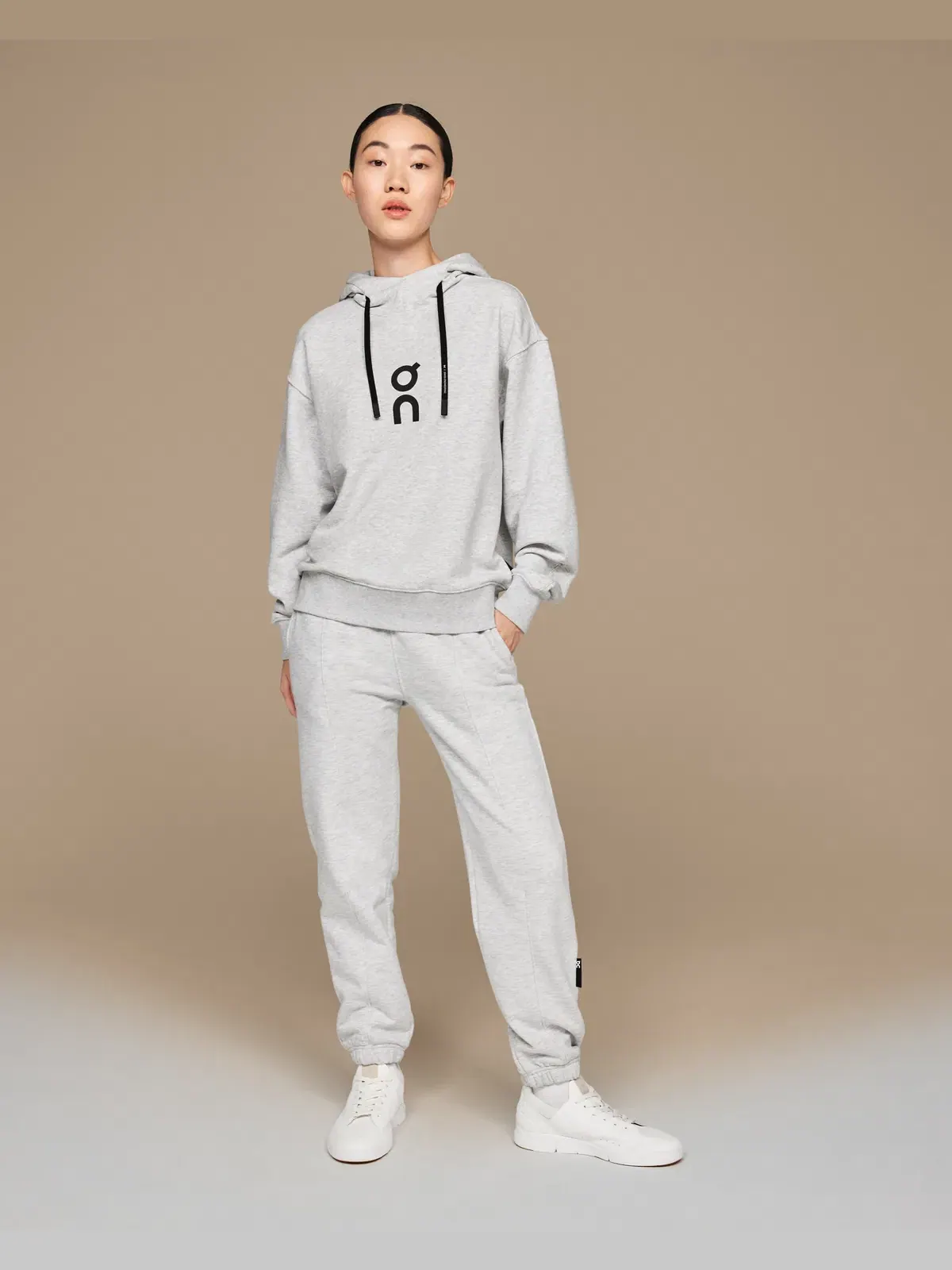 Женское худи с капюшоном свободного кроя Club Hoodie On, Crater — изображение 2 из 6, землисто-серый