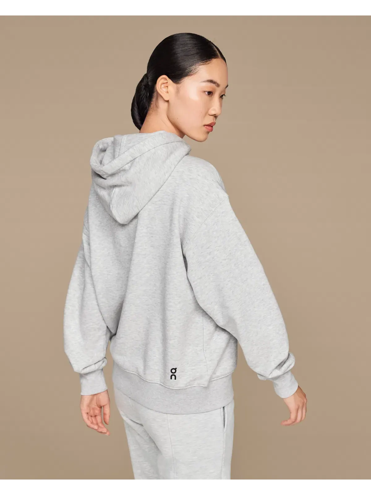 Женское худи с капюшоном свободного кроя Club Hoodie On, Crater — изображение 4 из 6, землисто-серый
