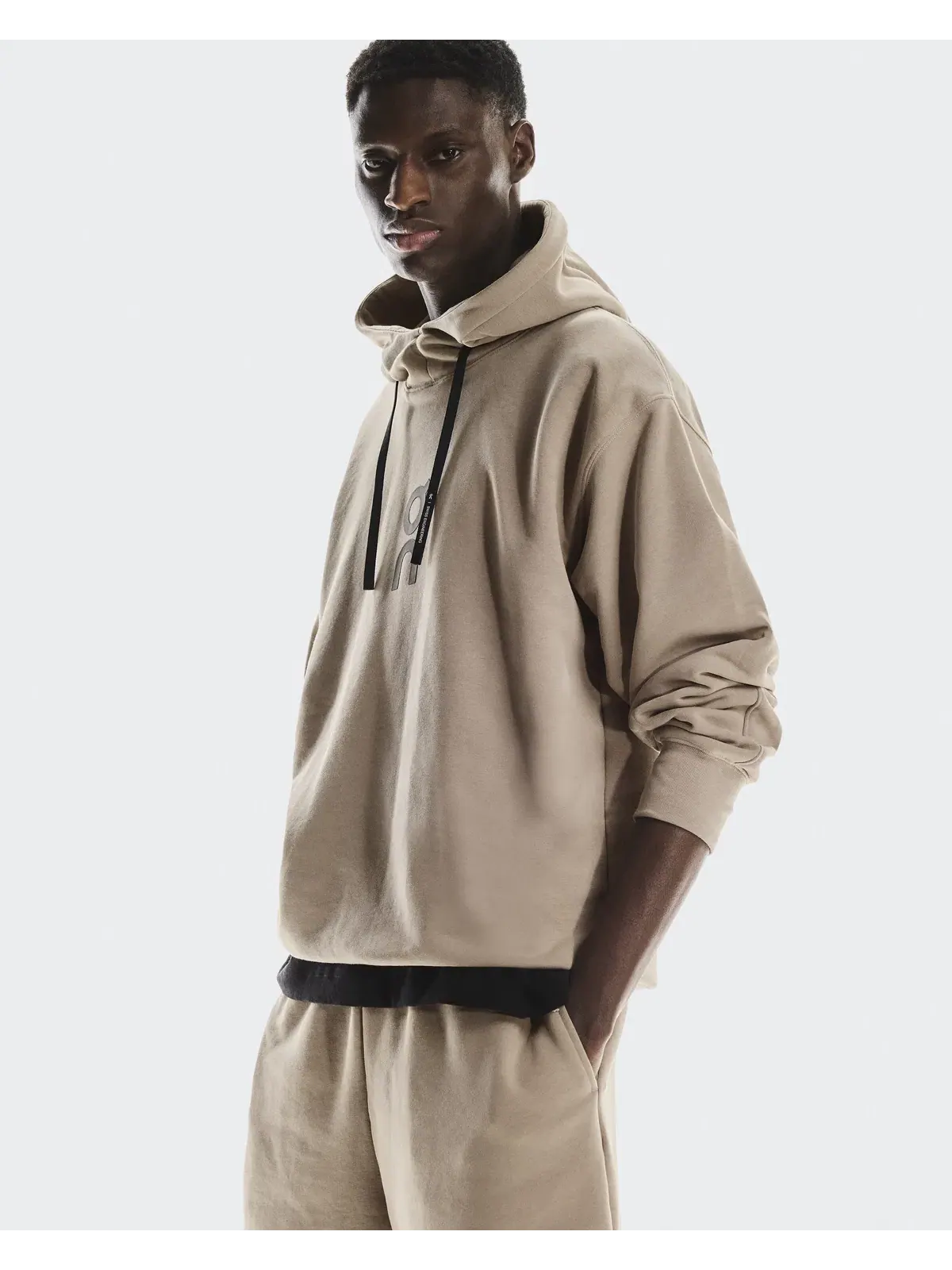 Мужское худи с капюшоном свободного кроя Club Hoodie On — изображение 6 из 7, пустынный