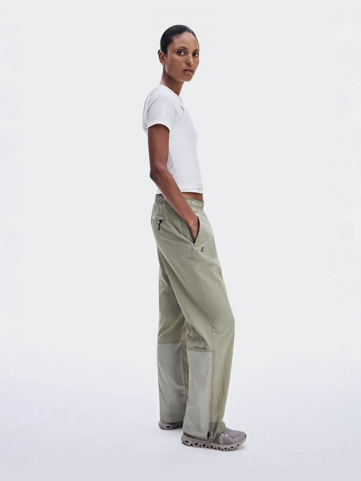 Женские спортивные брюки на резинке с регулируемым низом All-Day Track Pants On, Vetiver/Brume — изображение 7 из 9