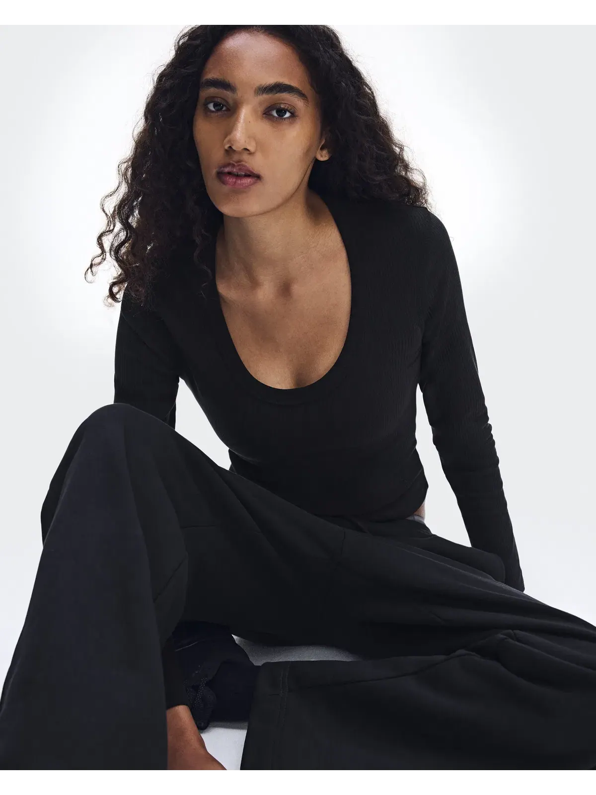 Женский лонгслив с глубоким вырезом All-Day Ribbed Long-T On — изображение 6 из 9, черный