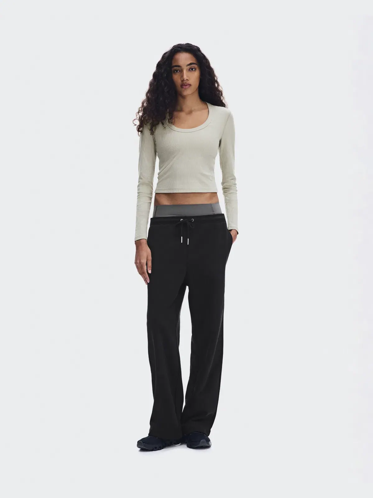 Женский лонгслив с глубоким вырезом All-Day Ribbed Long-T On, Brume — изображение 2 из 8, дымчато-серый