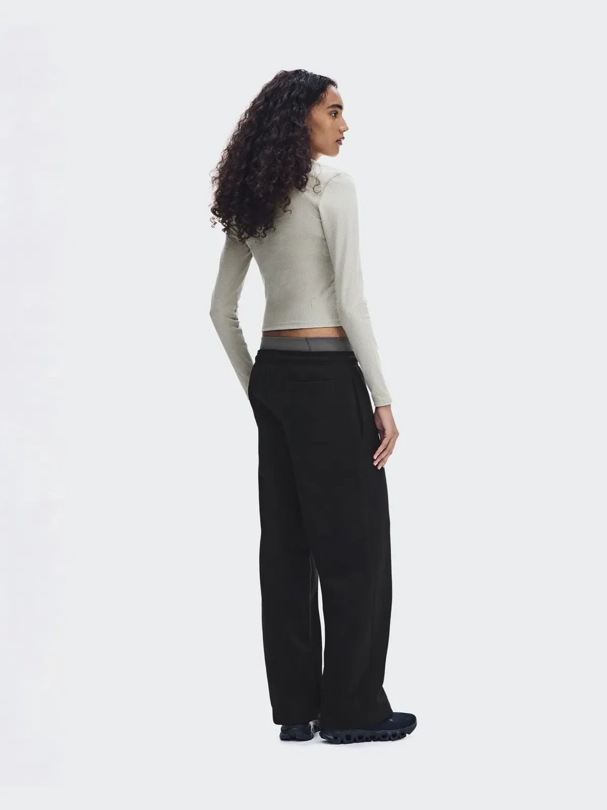 Женский лонгслив с глубоким вырезом All-Day Ribbed Long-T On, Brume — изображение 4 из 8, дымчато-серый