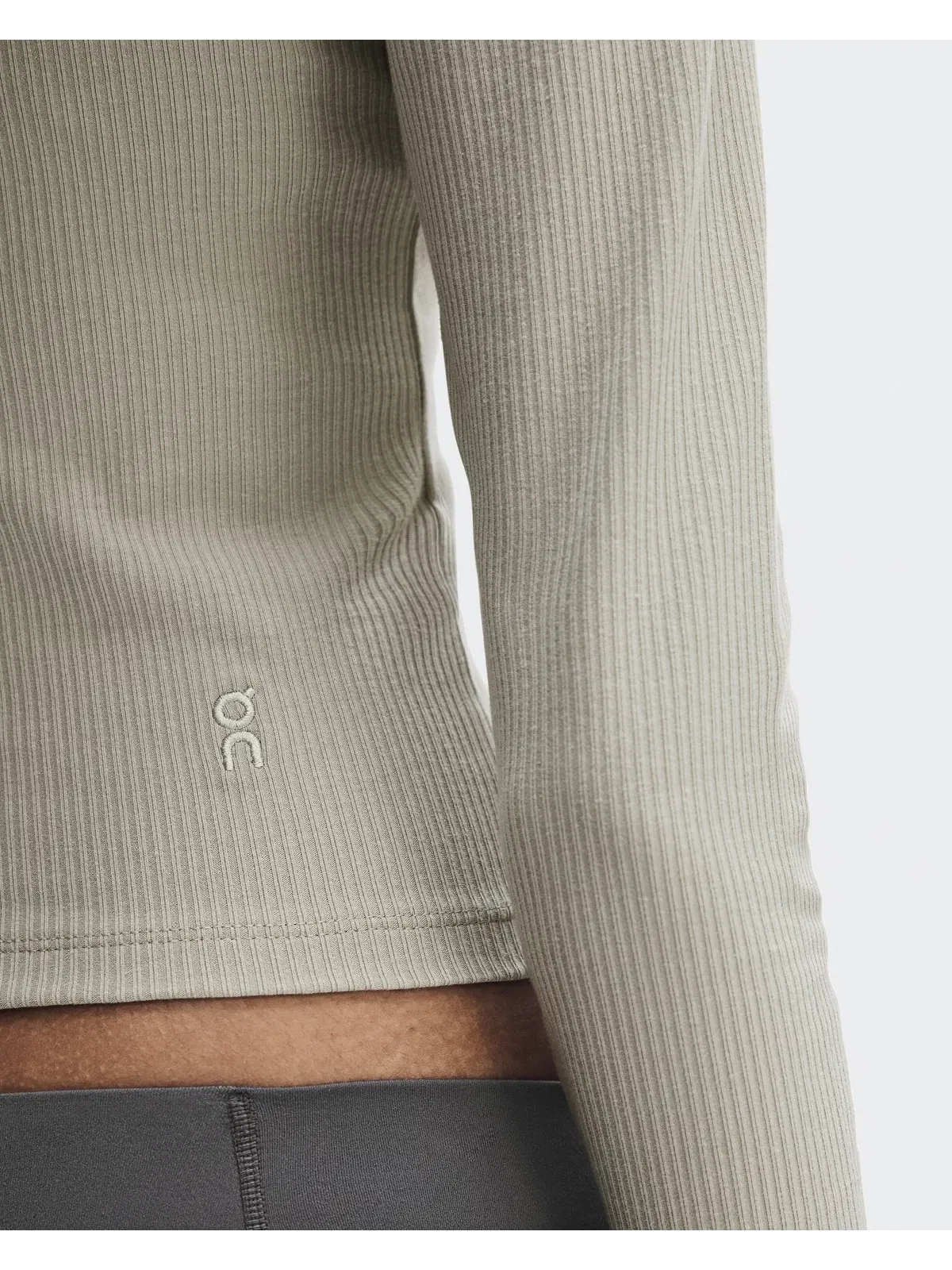 Женский лонгслив с глубоким вырезом All-Day Ribbed Long-T On, Brume — изображение 7 из 8, дымчато-серый