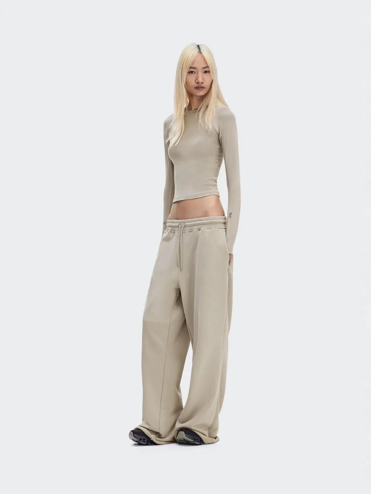Женские брюки с эффектом потертости Club Collective Pants FKA On, Lurien — изображение 2 из 9, шалфейно-зеленый